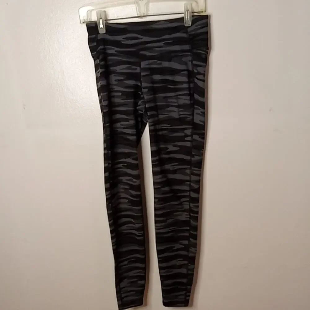 Old Navy Active Women's Medium Camo Print Leggings. Activewear Comfortable